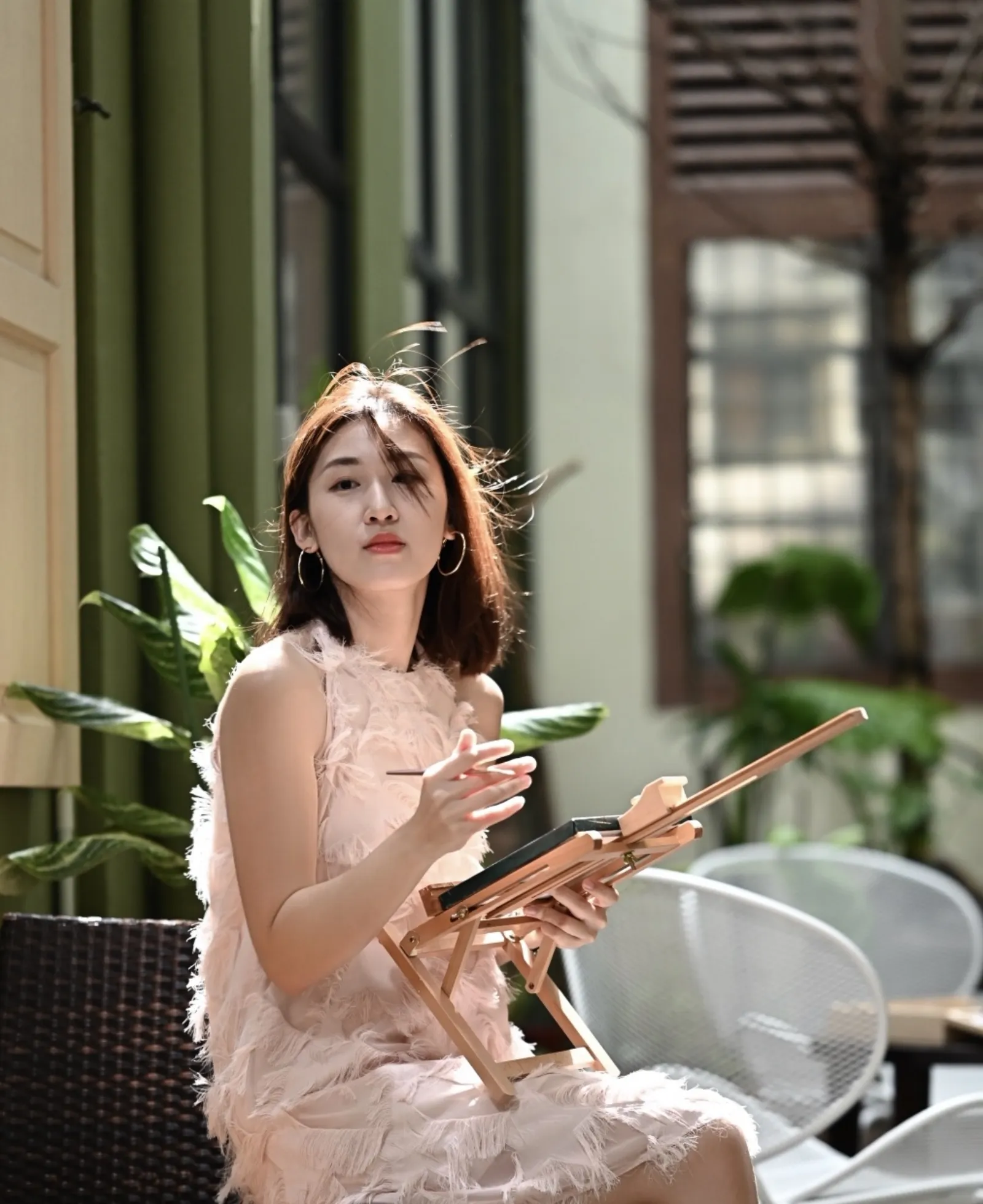 Kareen Yeoh painting outdoors